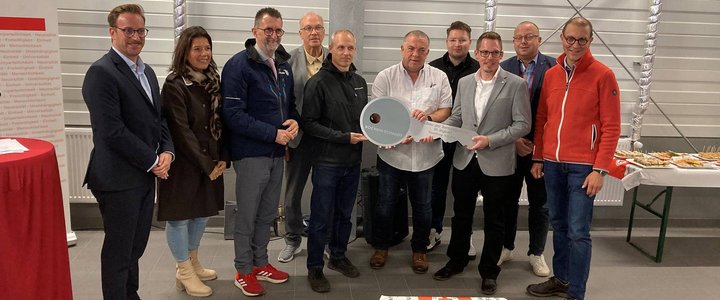 Von links: Timm Mathis (Geschäftsführer ZRF Saar), Nadine Backes (Bürgermeisterin St. Ingbert), Reinhold Jost (Innenminister Saarland), Udo Recktenwald (Verbandsvorsteher ZRF), Ingo Schmidt (Architekturbüro Bochem.Schmidt), Dirk Deckarm (Ret-tungswachenleiter), Maximilian Raber (Landtagsmitglied SPD), Frederic Klein (Geschäftsführer DRK KV St. Ingbert), Christian Groß (Geschäftsführer DRK Landesverband), Prof. Dr. Ulli Meyer (Oberbürgermeister St. Ingbert)